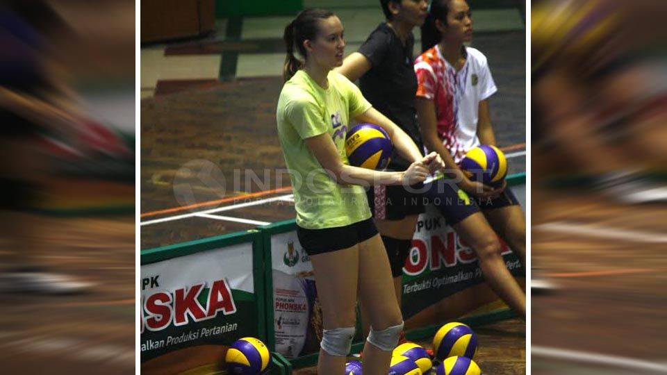 Alaina Coble pada debut pertamanya bersama tim voli Gresik Petrokimia. Copyright: &copy; Herry Ibrahim/INDOSPORT